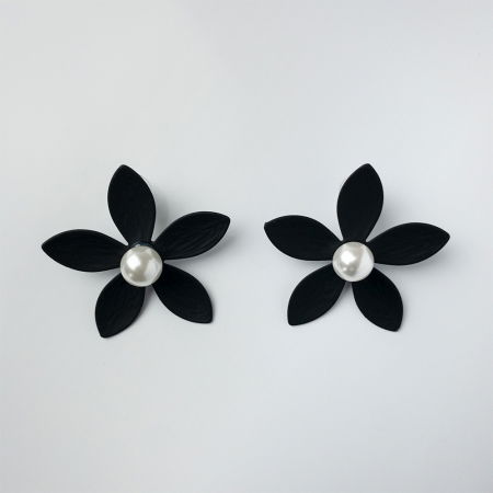 Cercei - Cercei in forma de floare cu cinci petale si perla sintetica alba in mijloc, negru mat