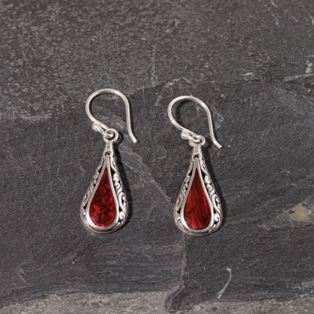 Cercei din Argint - Cercei in forma de picatura cu scoica naturala colorata in rosu din argint 925