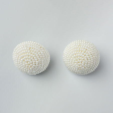 Cercei - Cercei in forma rotunda bombata cu margelute alb perlat, forma stilizata de papadie