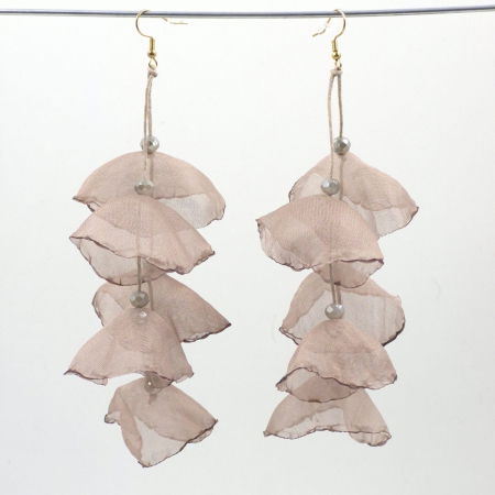 BIJUTERII - Cercei lungi boemi cu maci stilizati bej fango