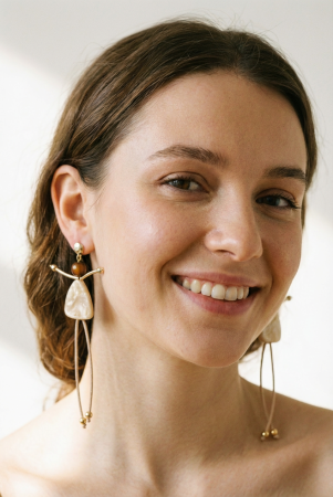 Cercei - Cercei lungi in forma de papusica cu picioare lungi din snur textil, bej