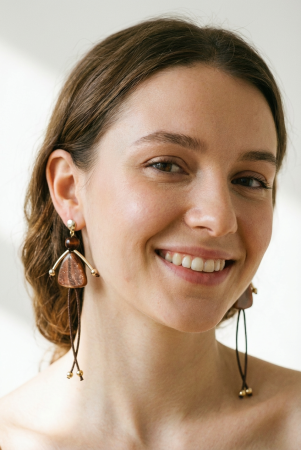 Cercei - Cercei lungi in forma de papusica cu picioare lungi din snur textil, maro