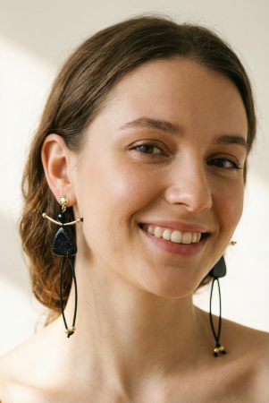 Cercei - Cercei lungi in forma de papusica cu picioare lungi din snur textil, negru