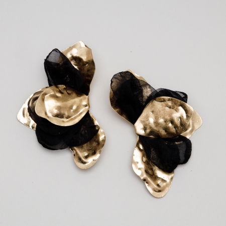 Cercei statement aurii cu petale texturate si voal negru [2]