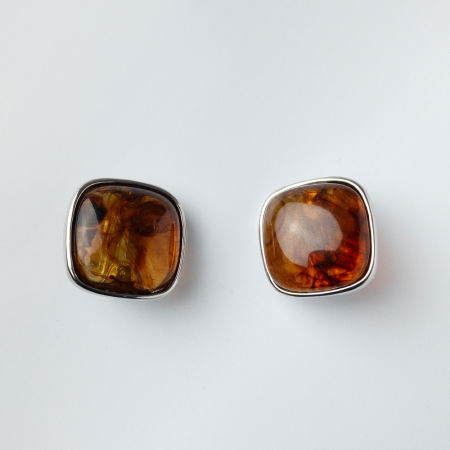 Cercei - Cercei metalici argintii cu clips in forma patrata cu chihlimbar sintetic