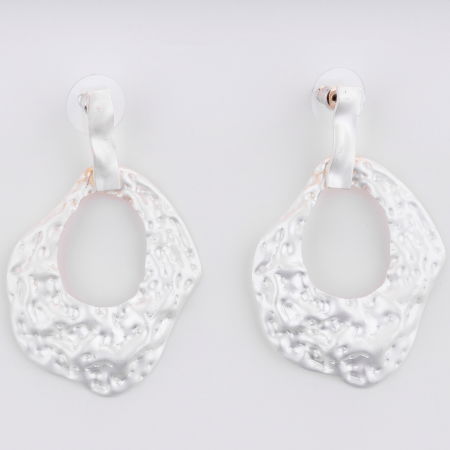 Cercei - Cercei lungi metalici argintiu mat cu forma ovala neregulata, cu aspect de metal lovit