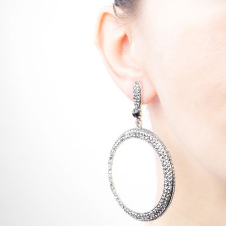 Cercei metalici argintii cu forma rotunda acoperiti cu pietricele mici, argintii si stralucitoare [1]