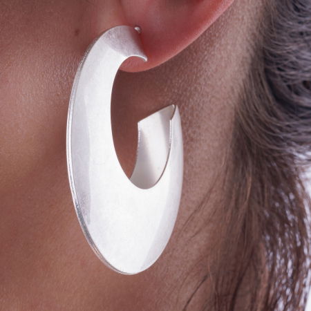 Cercei metalici argintii antichizati cu forma rotunda inegala [3]