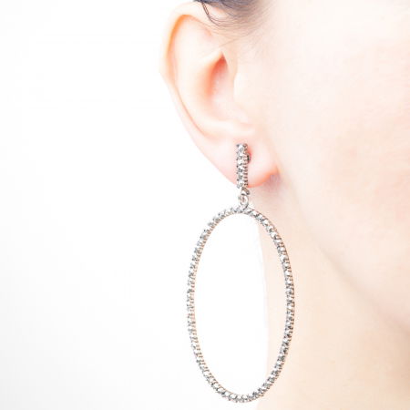 Cercei metalici argintii ovali acoperiti cu pietricele mici, argintii si stralucitoare [1]