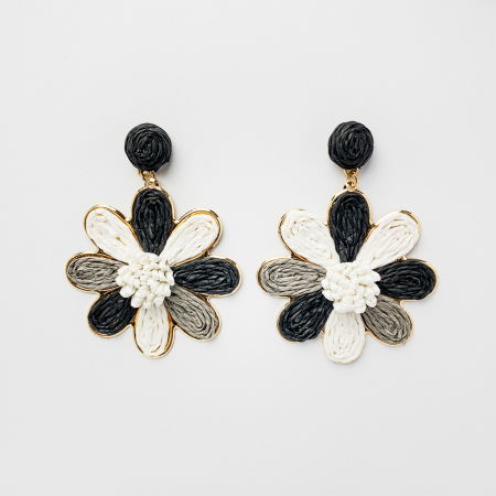 Cercei - Cercei metalici aurii floare cu petale in nuante de alb, negru si gri