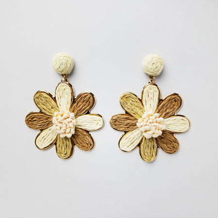Cercei - Cercei metalici aurii floare cu petale in nuante de bej si camel