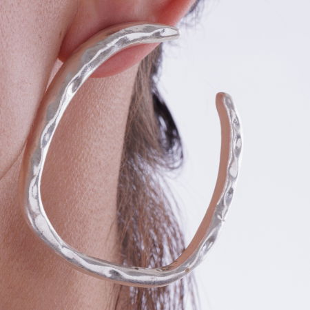 Cercei metalici argintii cu forma rotunda neregulata [3]