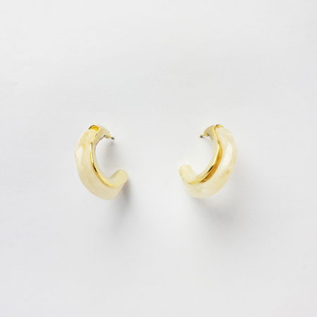 BIJUTERII - Cercei metalici aurii, semirotund cu insertie bej deschis translucida