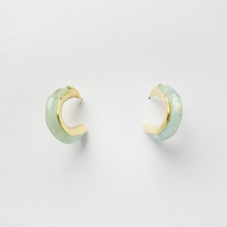 BIJUTERII - Cercei metalici aurii, semirotund cu insertie verde menta translucida