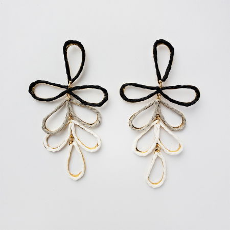 Cercei - Cercei lungi si flexibili din metal auriu si celuloza, in nuante de alb, negru si gri