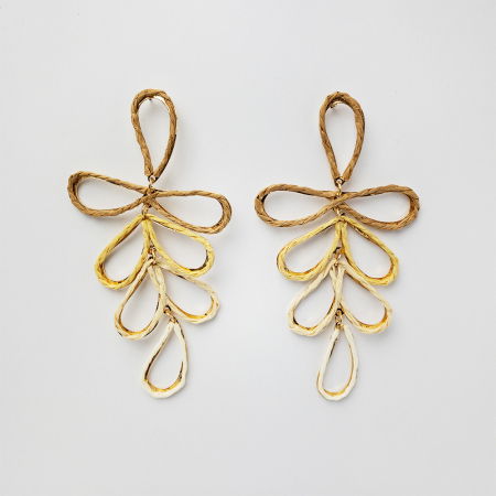 BIJUTERII - Cercei lungi si flexibili din metal auriu si celuloza, in nuante de bej si camel
