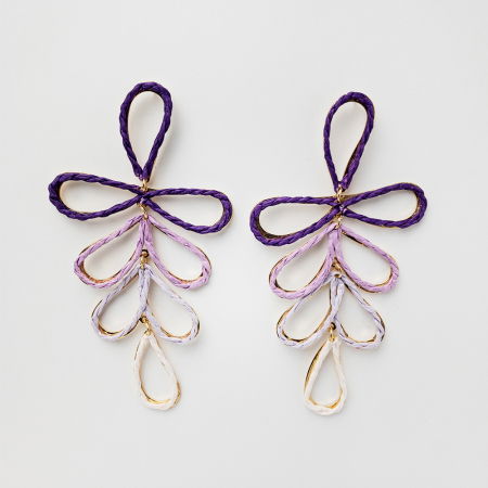 BIJUTERII - Cercei lungi si flexibili din metal auriu si celuloza, in nuante de mov si lila