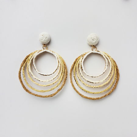 BIJUTERII - Cercei metalici aurii cu cinci cercuri, in nuante de bej si camel