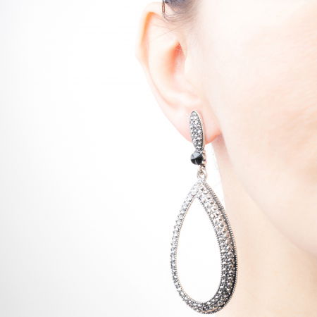 Cercei metalici lungi argintii ovali acoperiti cu pietricele mici, argintii si stralucitoare [1]