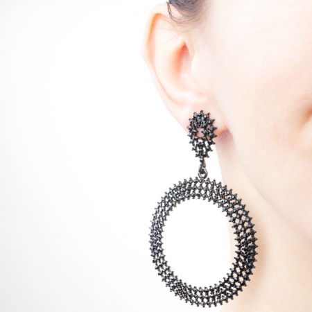 Cercei metalici negri cu forma rotunda acoperiti cu pietricele mici, negre si stralucitoare cu aspect de broderie [1]