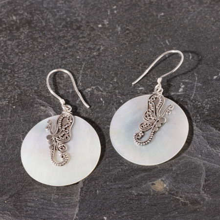 BIJUTERII - Cercei rotunzi cu scoica naturala si decoratiune  fluture din argint 925