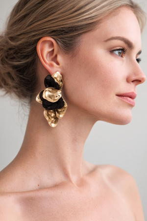 NOUTATI - Cercei statement aurii cu petale texturate si voal negru