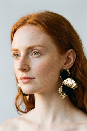 Cercei statement aurii cu petale texturate si voal negru [1]