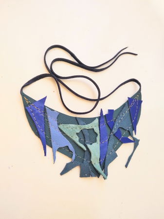 Coliere & Lanțuri - Colier asimetric din piele naturală, nuanțe de albastru