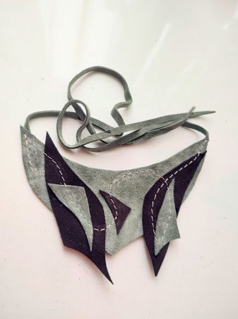 BIJUTERII - Colier asimetric din piele naturală, nuanțe de vernil și negru