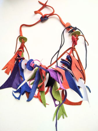 Colier asimetric multicolor realizat din piele naturală [2]