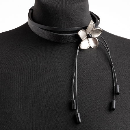Coliere & Lanțuri - Colier choker cu o floare argintata din zamac pe piele ecologica neagra