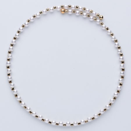 Broșe - Colier choker la baza gatului, cu perlute albe si piese aurii