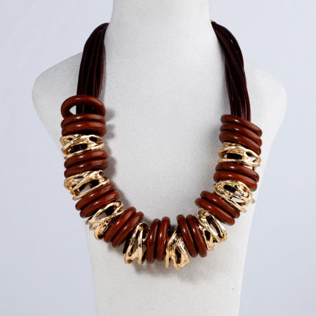 Colier statement cu elemente din lemn si metal auriu pe fire textile bordo [1]