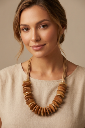 Colier cu elemente circulare din lemn si accente aurii pe fire textile bej [2]