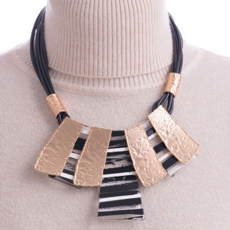 Colier cu elemente metalice aurii si placute cu alb si negru [1]