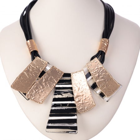 BIJUTERII - Colier cu elemente metalice aurii si placute cu alb si negru