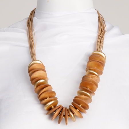 Colier cu elemente circulare din lemn si accente aurii pe fire textile bej [1]