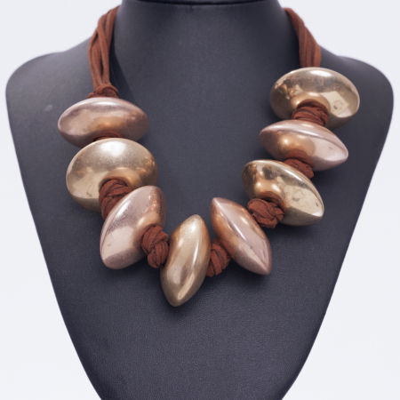 Coliere & Lanțuri - Colier cu elemente metalice aurii intercalate cu noduri