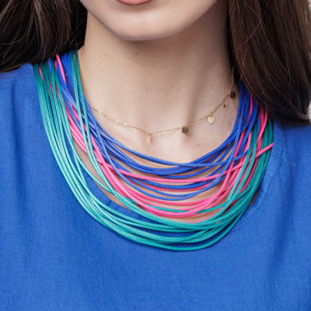 Colier cu multe siruri inegale, in trei culori: albastru, fucsia si turcoaz [1]