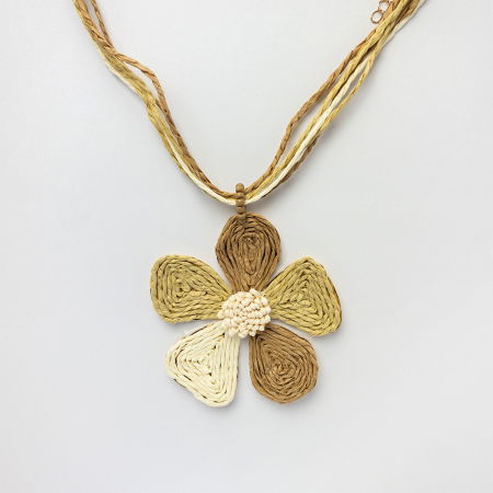 Coliere & Lanțuri - Colier cu multe siruri si floare pandant, in nuante de bej si camel