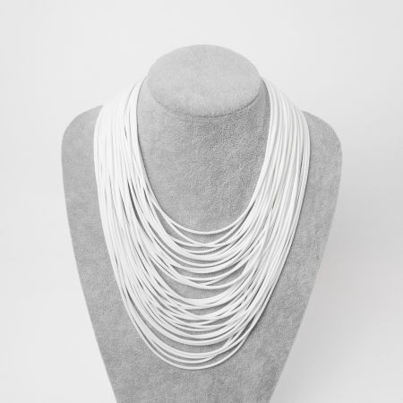 Colier alb cu multe siruri inegale