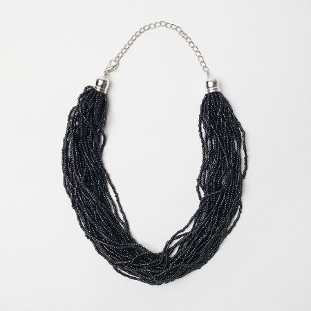 Colier cu multe siruri rasucite din margelute mici negre [1]