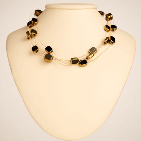 Coliere & Lanțuri - Colier delicat cu elemente negre si metalice pe fire fine aurii