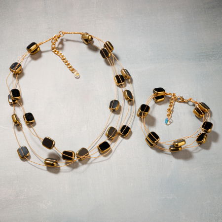 Colier delicat cu elemente negre si metalice pe fire fine aurii [1]