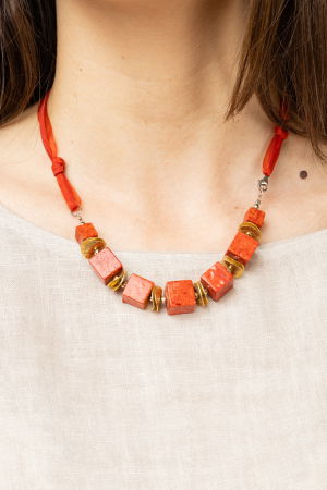 Coliere & Lanțuri din Argint - Colier din cuburi de coral rosu cu placute de cupru placat cu aur inserate