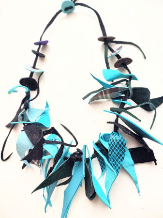 Coliere si Cercei Handmade - Colier în nuante bleu turcoaz din piele naturala,asimetric,unicat