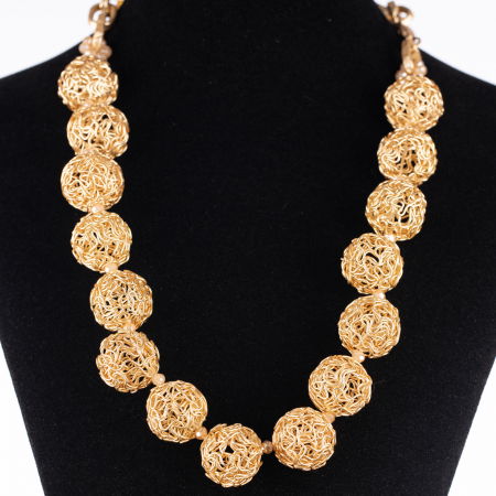 Colier metalic auriu cu bulgari sub forma de gheme din sarma