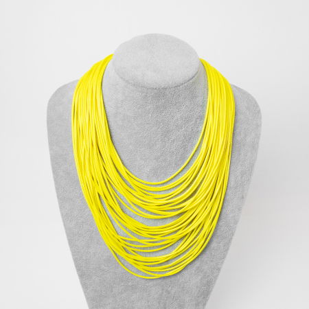 Colier galben cu multe siruri inegale