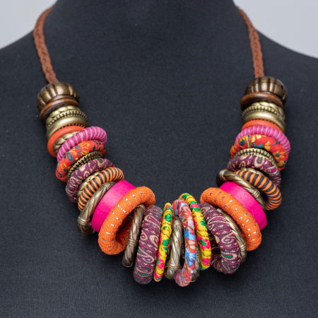 BIJUTERII - Colier fucsia-multicolor cu anouri din lemn si metal