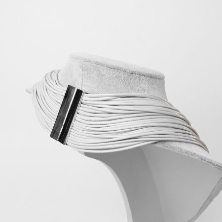 Colier gri deschis cu multe siruri inegale [1]